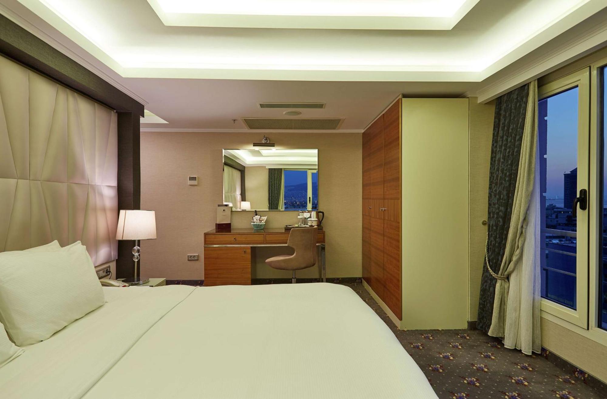 Hotel Doubletree By Hilton Izmir - Alsancak Zewnętrze zdjęcie